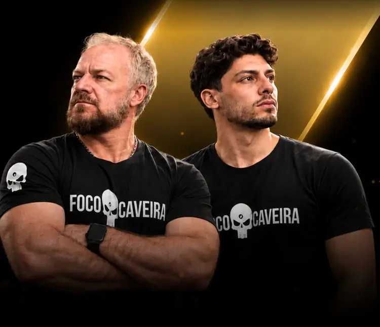 Prof. Thatagiba e Victor Tatagiba, mentores do Foco Caveira, de braços cruzados sob feixes de luz dourada